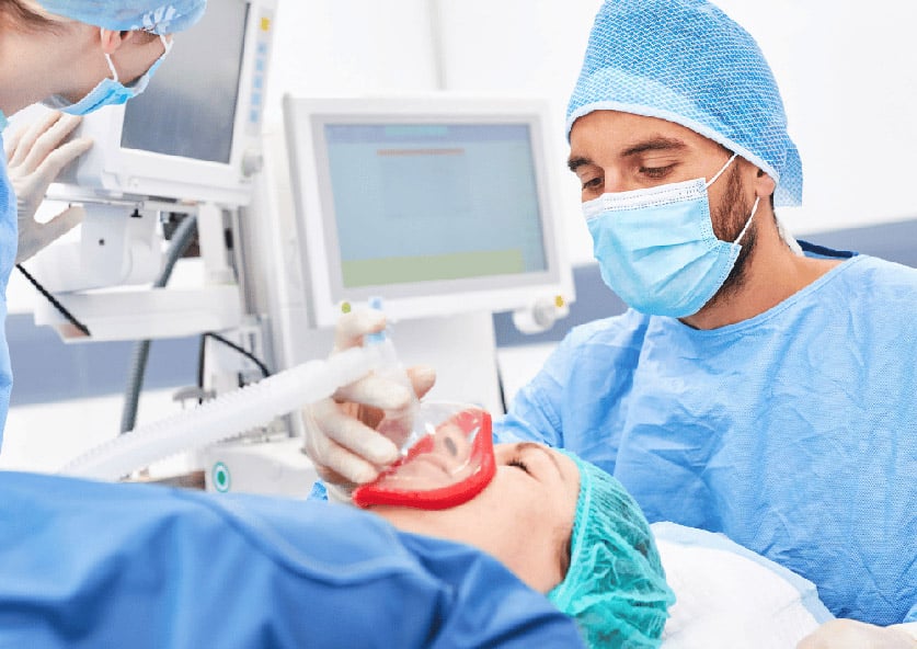Anaesthesiepfleger mit Patient im OP