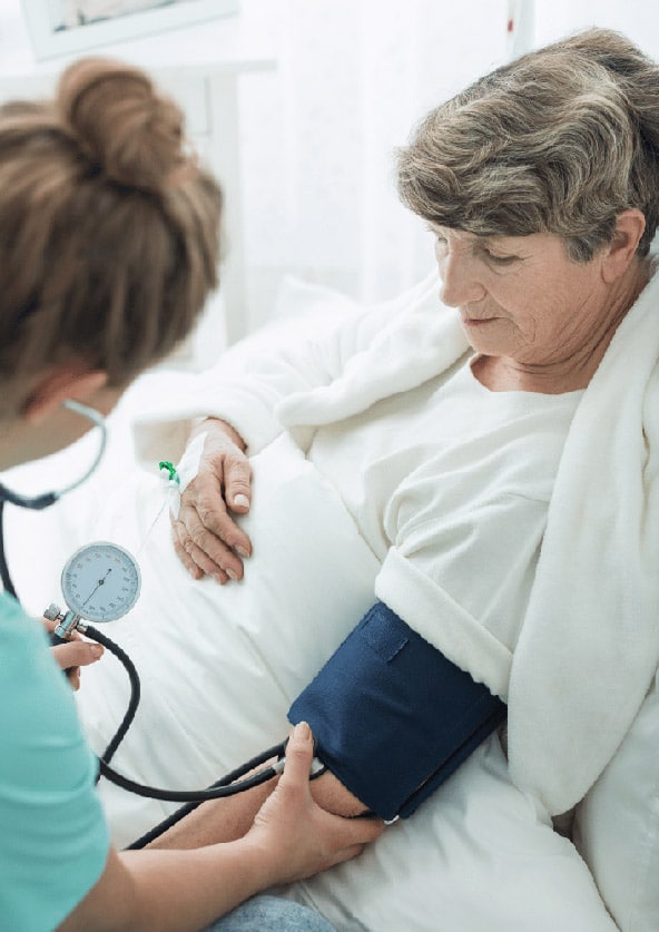 Pflegekraft mit Patientin
