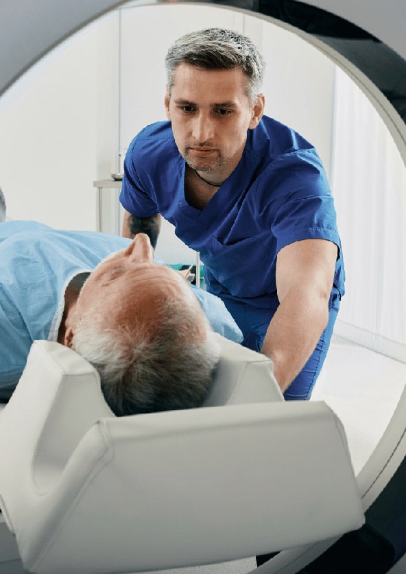 Patient im MRT mit Fachpersonal