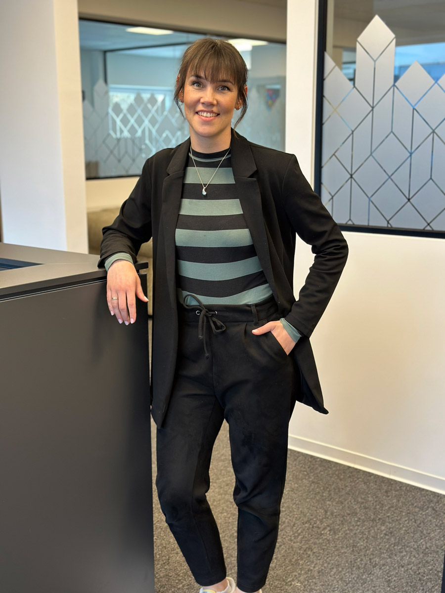 Jana Rohling lehnt an Rezeption